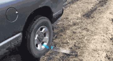 车陷泥坑应该怎么开出来,车陷坑实用办法