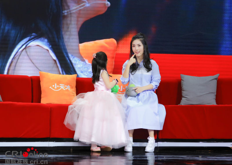 《神奇的孩子》摇臂女孩引热议呵护童真成节目典范