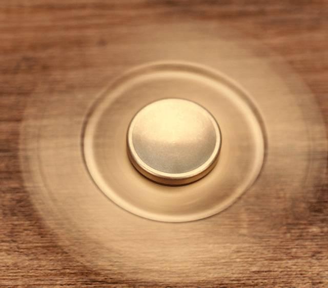 飞速旋转陀螺,飞速旋转七彩的陀螺