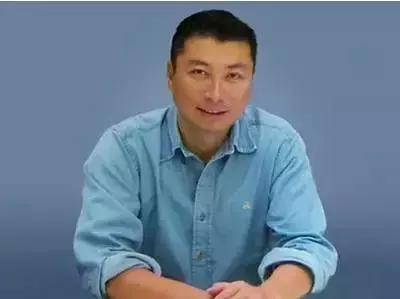 王卫敲钟快递员,顺丰快递小哥和王卫敲钟现状