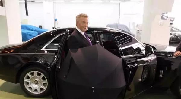 劳斯莱斯车里面的伞是干什么的,劳斯莱斯自带雨伞是什么样的