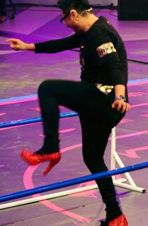 朱亚文穿高跟鞋的视频,男星穿上高跟鞋