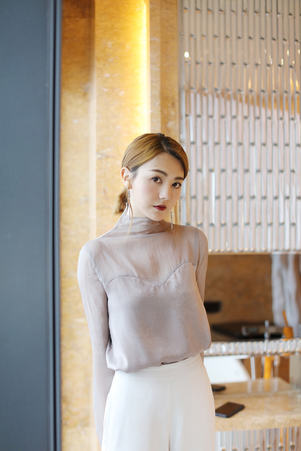 白色雪纺裙裤搭配什么上衣好看,灰色雪纺宽松裤搭配什么上衣