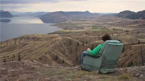 扛着沙发前进,扛着沙发去旅游