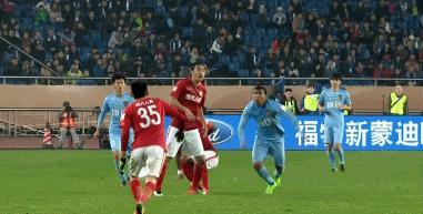 伊布法甲遭对手亲吻,伊布球场暴力集锦