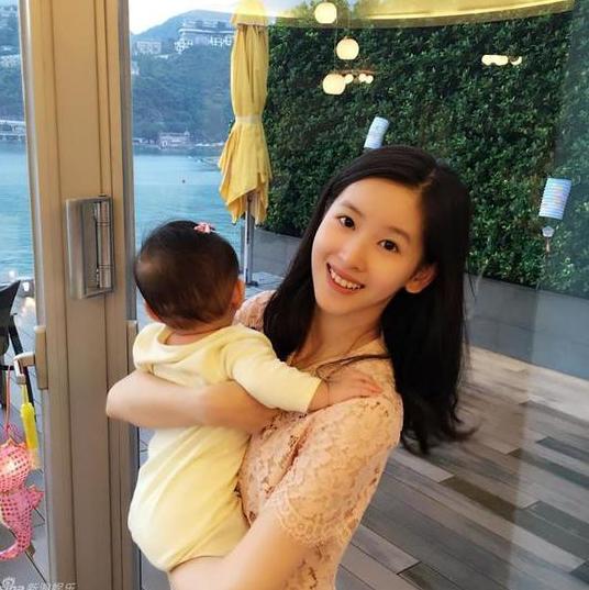 刘强东逆袭奶茶妹妹,奶茶妹妹和相差19岁的刘强东相恋