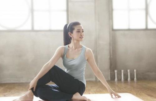 看范冰冰如何练瑜伽治疗偏头痛