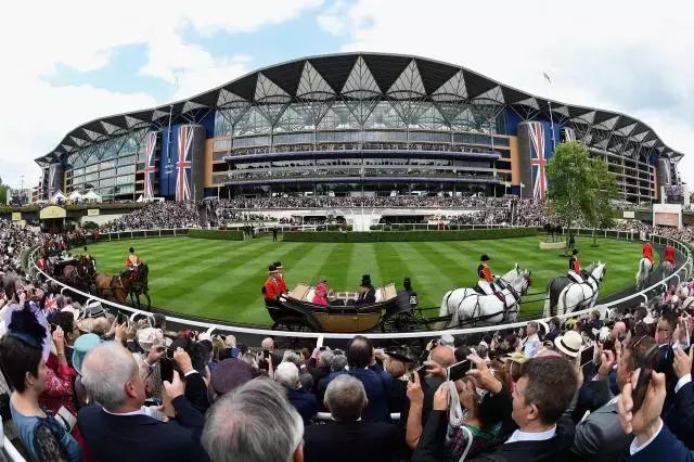 穿白衣服骑马回头,穿草原服装骑马