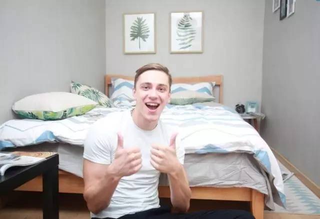 外国小鲜肉只花400元竟然租到了北京二环的房子,然而刚拿到房子的瞬间却差点哭了出来