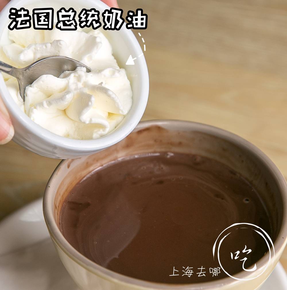 这家店靠一块INS美食博主的星空蛋糕，就把少女心秒成渣渣！涂红唇就打折，男生涂折更低！