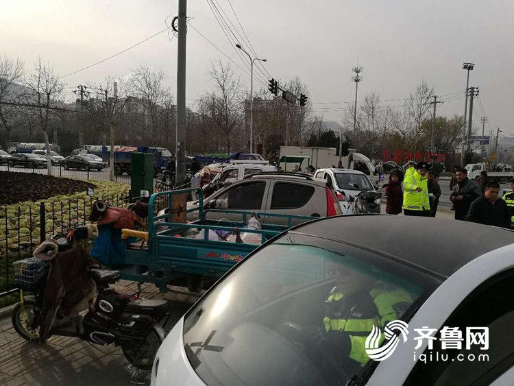 济南交警严查三轮车闯禁区,交警查处黑摩的视频