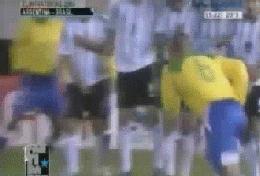 大力出奇迹把球踢爆了,大力出奇迹足球破门