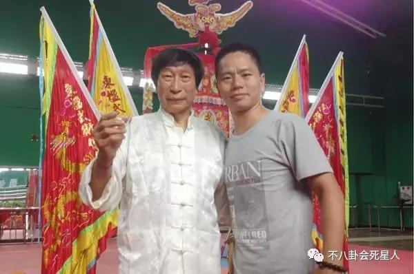 他成名于1987年英语翻译,他成名于2004年英文