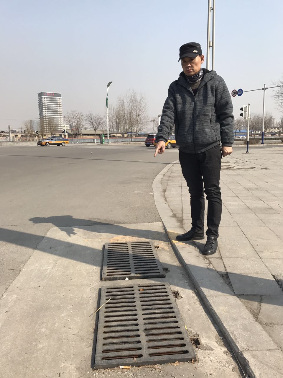 唐山老大哥骑车栽进无盖井，磕掉四颗门牙