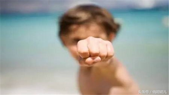 孩子外面总是打人推人咬人怎么办,一岁孩子打人咬人的正确引导