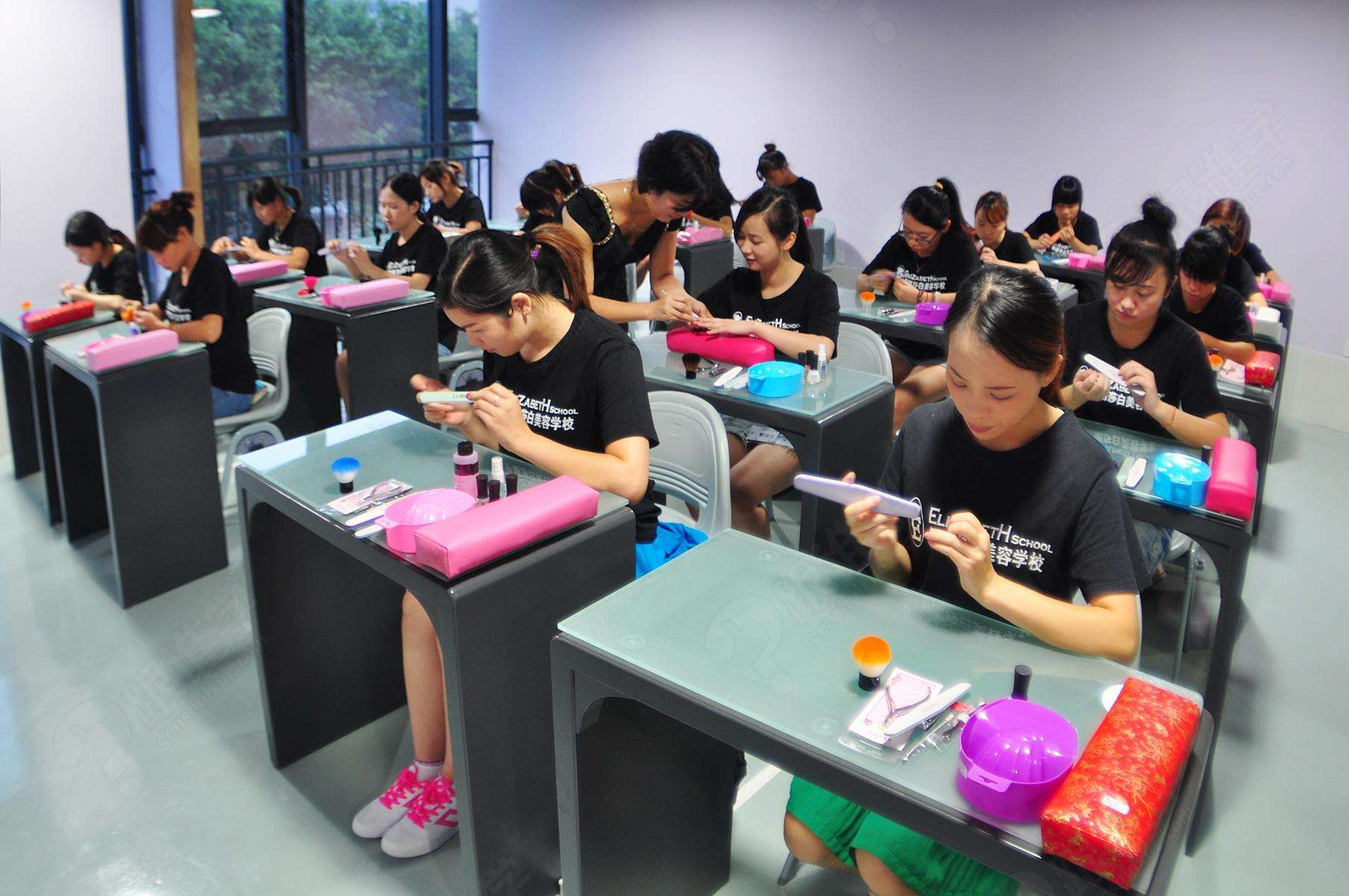 一个月一万五的美甲店,月入50万的美甲店