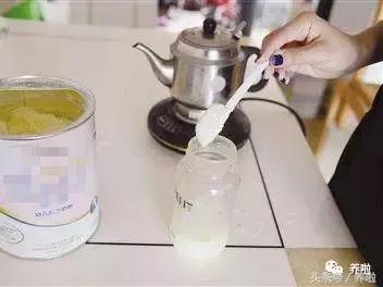 冲泡奶粉为什么会有颗粒、会挂壁？