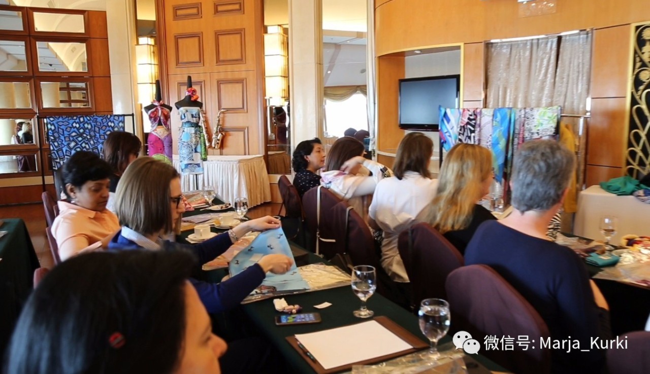 外交官夫人告诉你可以没有名牌包，但这个单品不能少！