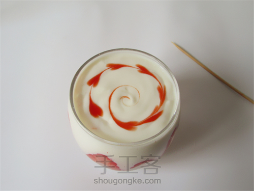 女性喝草莓酸奶,草莓酸奶饮