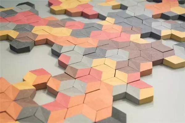 小朋友把手放下去捡玩具,小朋友把手放玩具