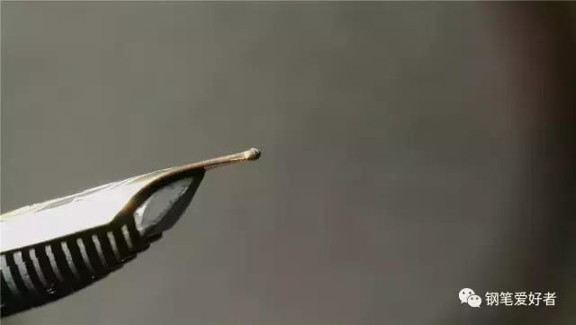 百利金m400和凌美2000哪个好,百利金m400笔尖和笔杆不在一条线