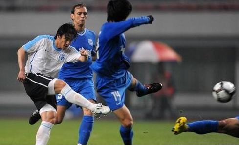 放倒孙兴慜的国足后卫,放倒韩国球员