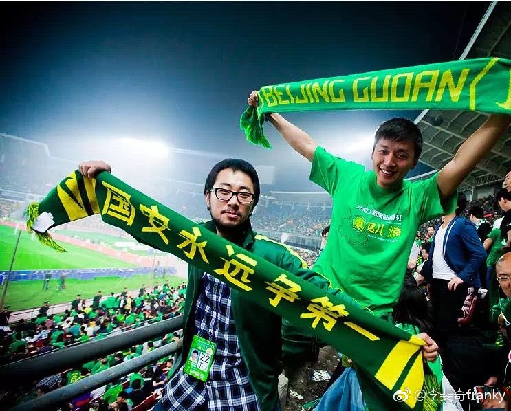 北京球迷街头,广州球迷与北京球迷对比