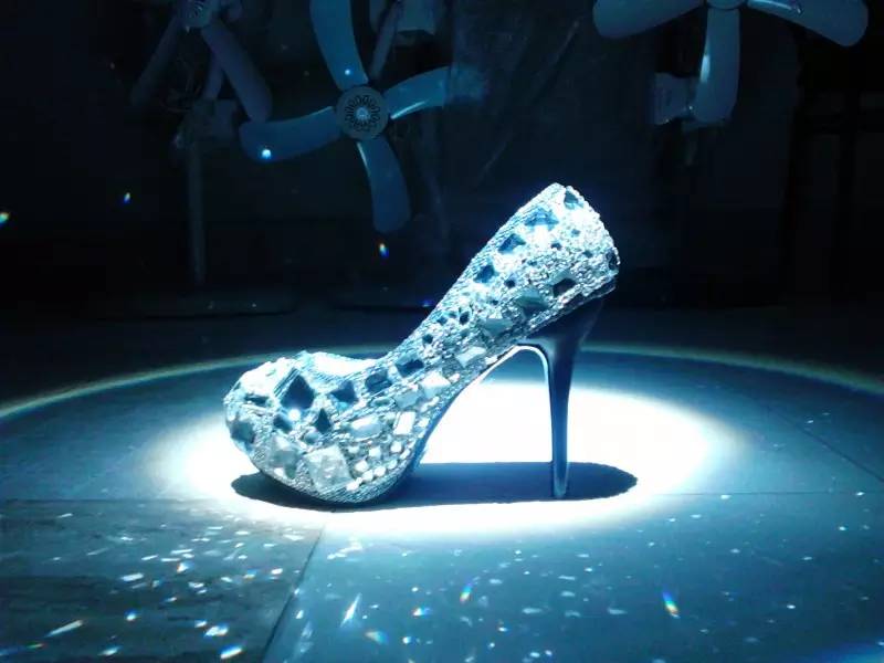 荐宝|男人们,明天如何让你的女王拜服你?