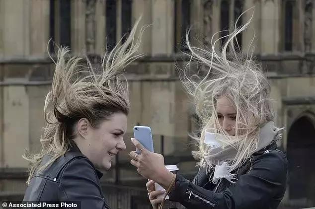 “杀人”狂风Doris席卷英国！结果又被腐国人民玩坏了……