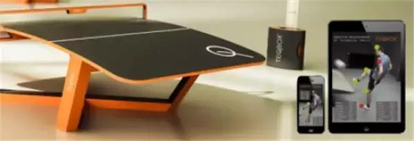 小朋友把手放下去捡玩具,小朋友把手放玩具