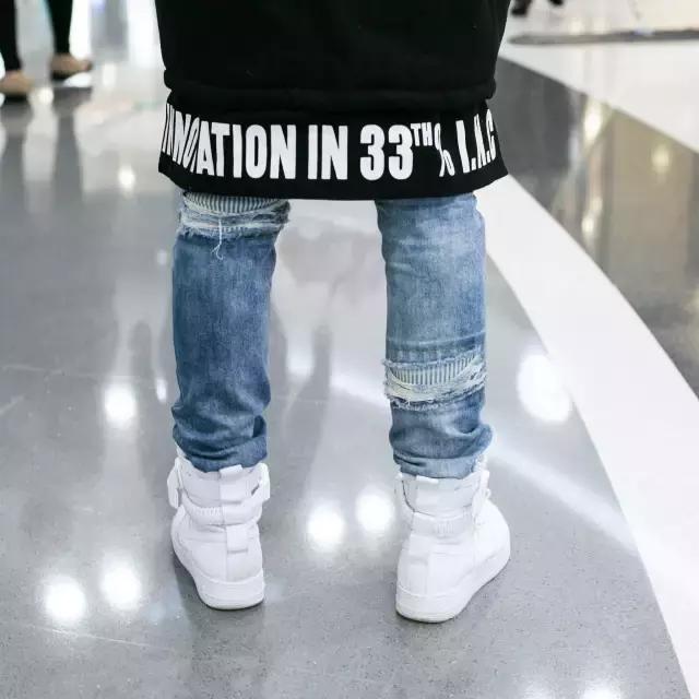 你的iphone7和AJ1同时掉河里，你先救哪个？