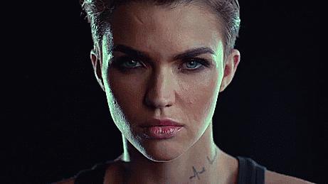 深夜东西｜在男女神之间切换自如的酷女孩，把多少姑娘都掰弯了……