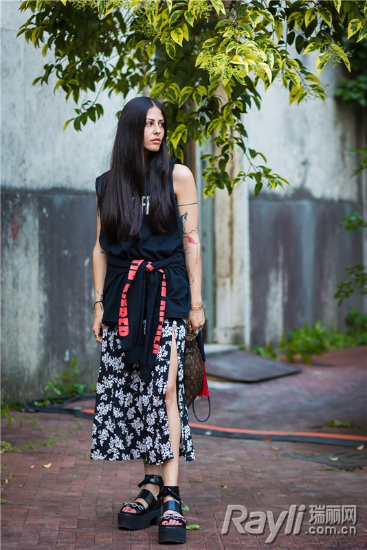 摆脱土气！2017黑底印花时髦更百搭