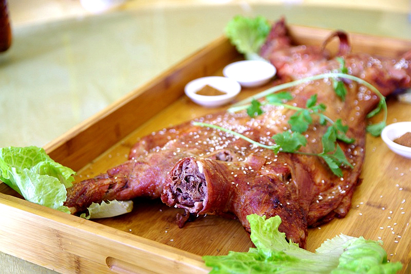 又一只外酥里嫩的烤全羊出炉了,这家的烤全羊最好吃又香又脆