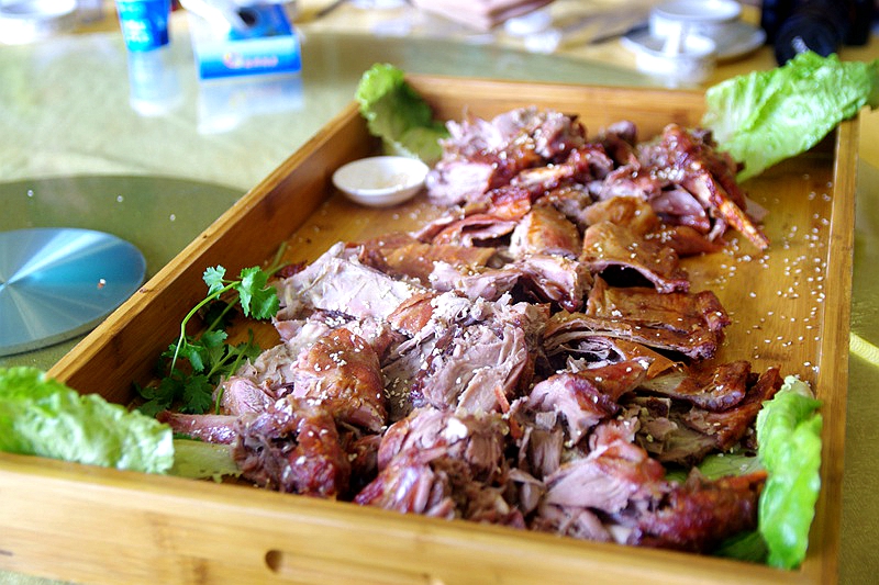 又一只外酥里嫩的烤全羊出炉了,这家的烤全羊最好吃又香又脆