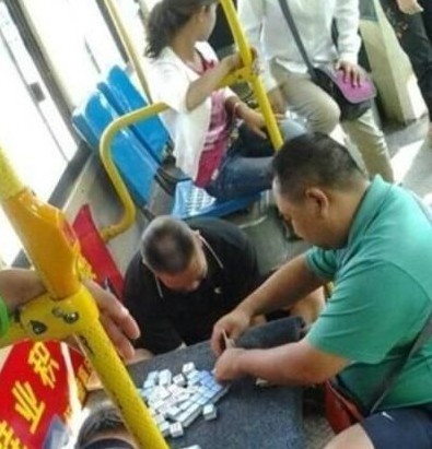 路上要是见到这么多钱，你们会怎么办？花掉还是还给人家