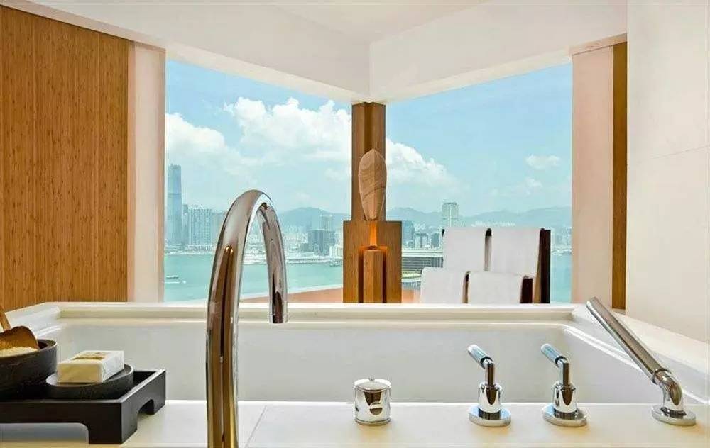 他放弃家族产业投身艺术，成为当今华人设计界的“钻石王老五”