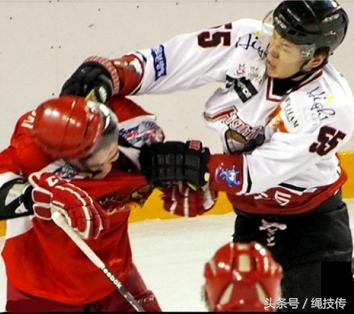 有趣的冰球运动：允许打架，可以单挑，看中国冰球队员单挑韩国