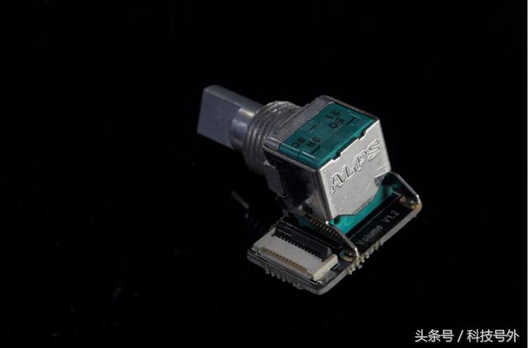 2.4寸屏+64GB+花梨木外壳，比iPhone7还逼格