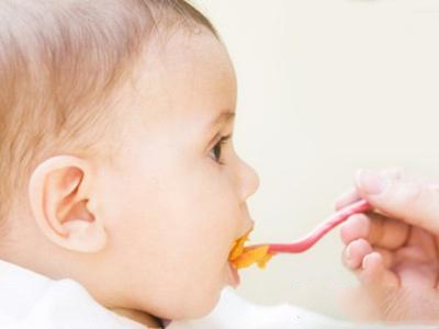 五个月宝宝应该怎么喂辅食,五个月宝宝吃什么样的辅食最佳
