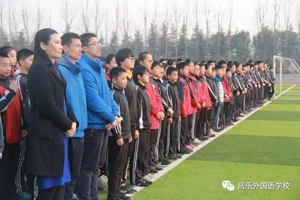 这个学校的足球赛火了！校长竟然亲自上阵！