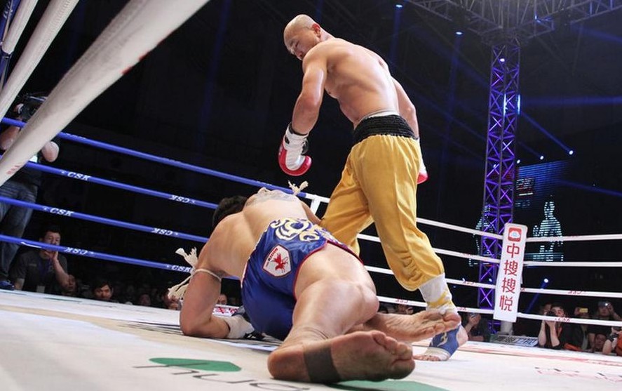 韩国人被揍名场面,韩国人掰手腕被ko