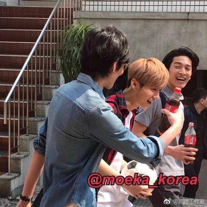 鹿晗在球场踢球时被偶遇,鹿晗日本旅行被粉丝偶遇