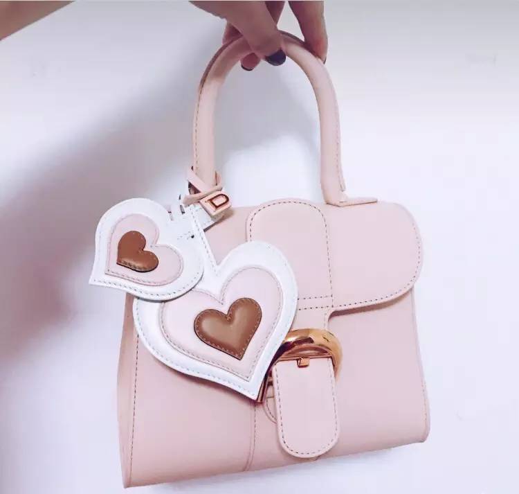 跟着艺术家学穿搭,跟艺术家学穿搭三组时髦颜色