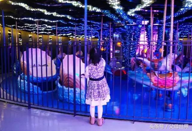 一个从来没用过童车的爸爸抱着孩子去日本水族馆吓人了!