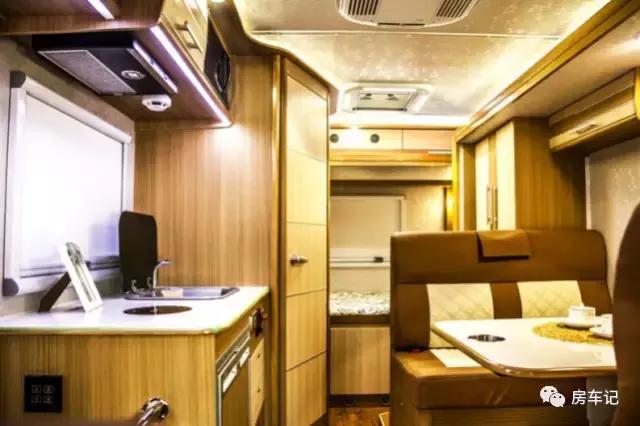 轻卡房车对比c型房车,大通房车c型单拓展房车