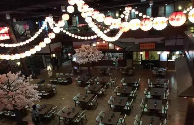 一起泡温泉的奢侈的享受,夏日一起泡温泉