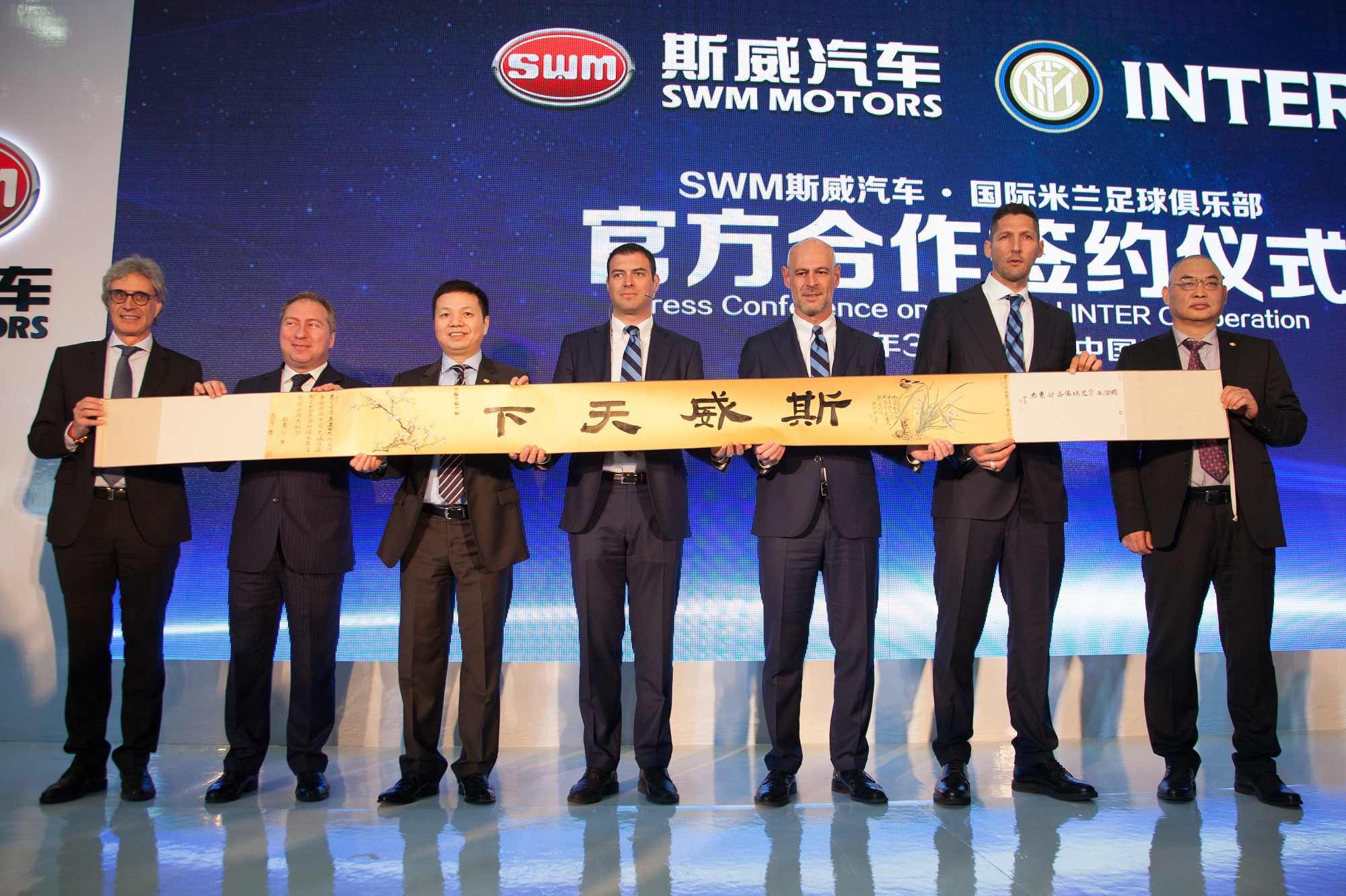 swm斯威汽车菏泽,swm斯威汽车黑色