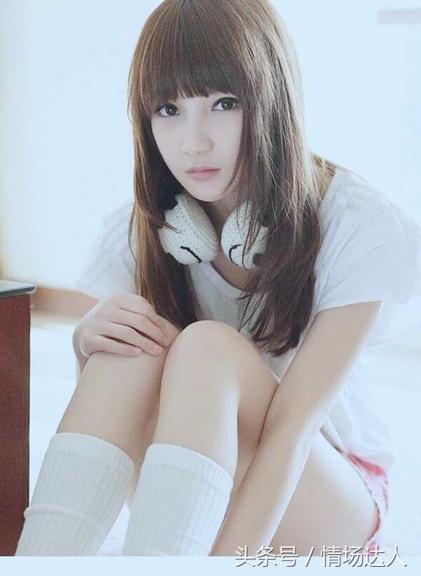 女生暗恋一个人会出现什么表现,女生暗恋一个人的七大表现