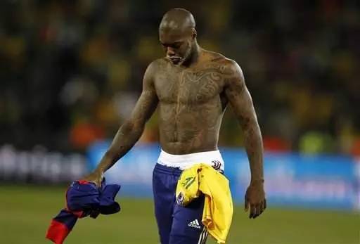 又见断腿！英式足球和中国功夫谁更厉害？